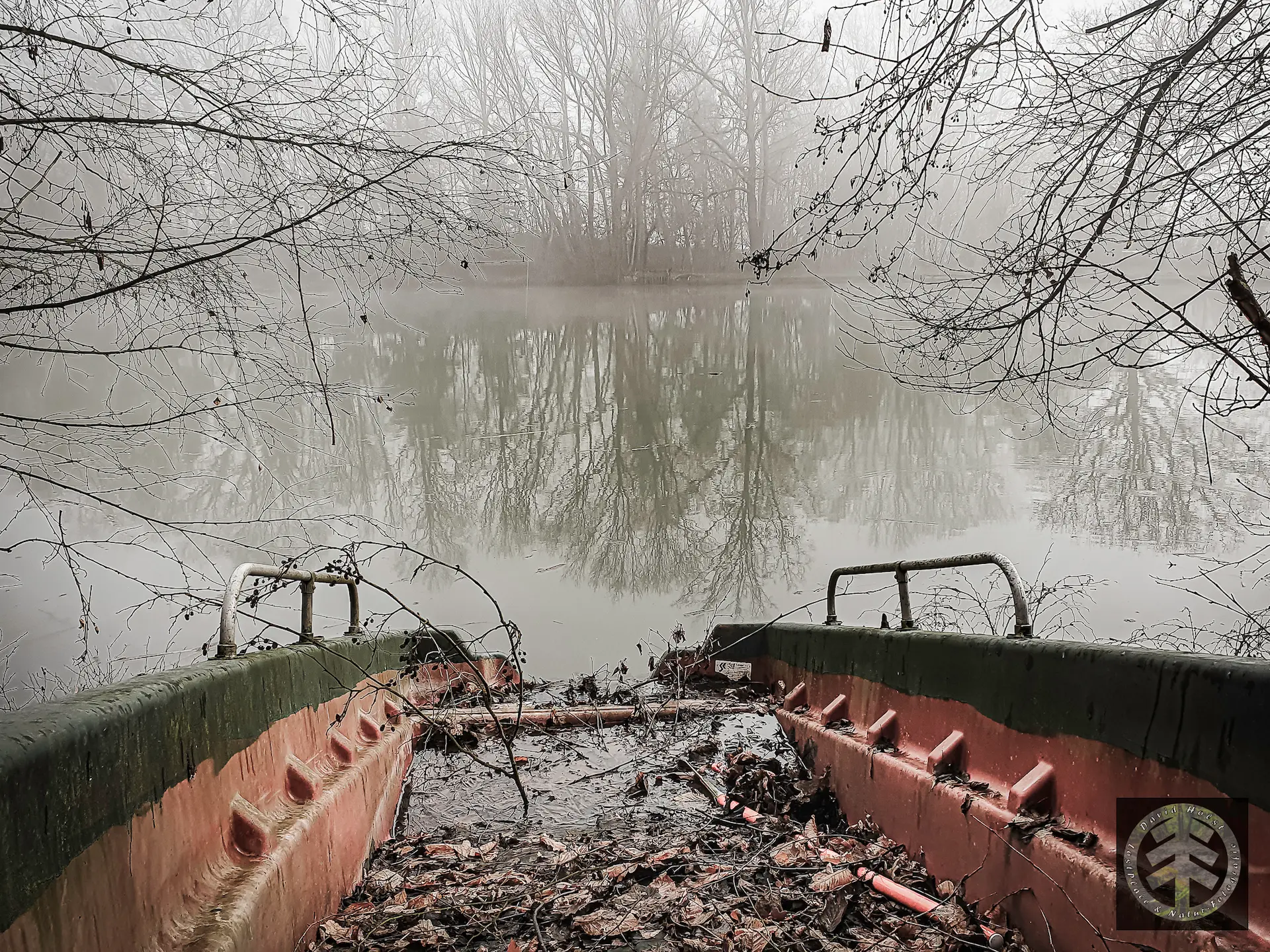 Boot in voller Länge mit See im Hintergrund. Rost macht sich Breit und Wasser tritt ein.