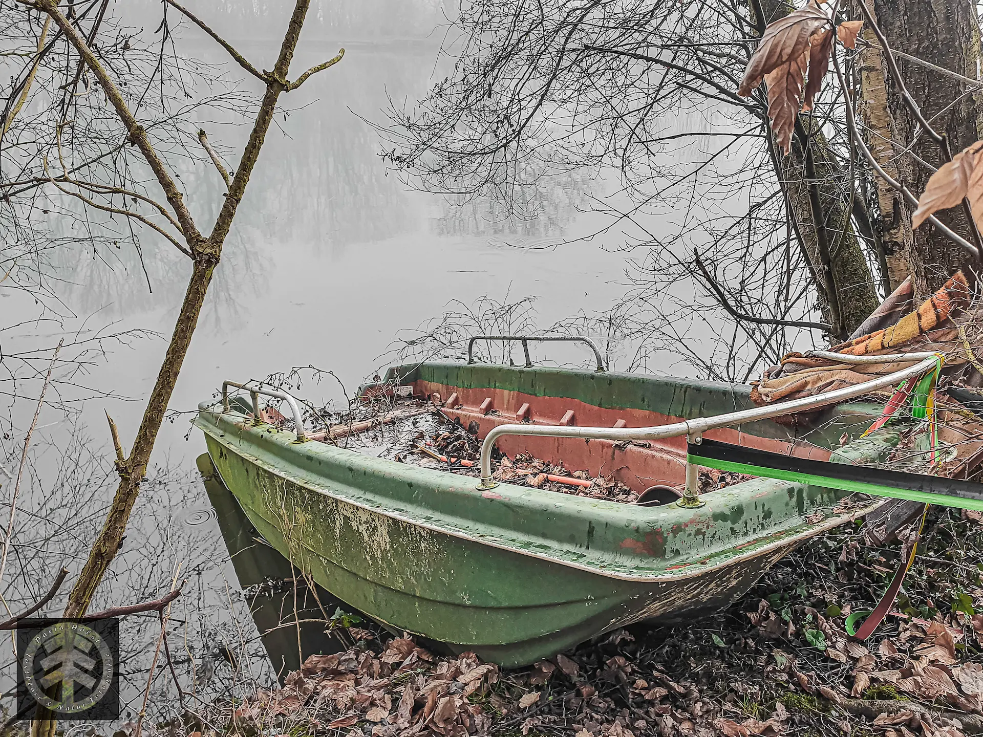 Am verlassenen Wochenendhaus ein Bootsanleger mit einem alten Boot aus vergangenen Zeiten.