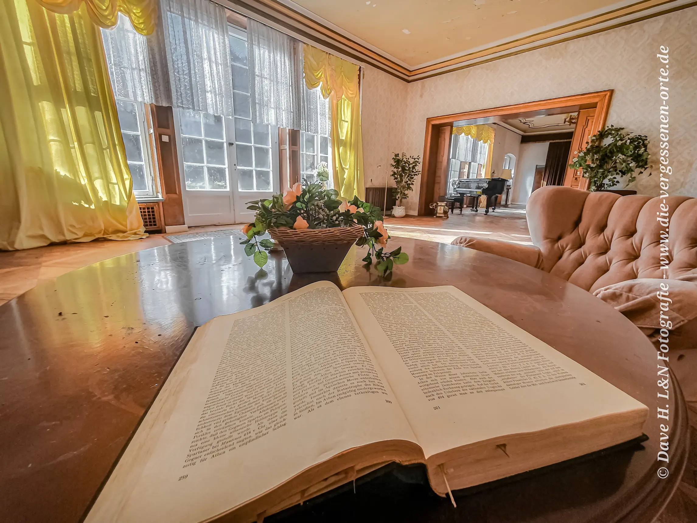 Geöffnetes Buch auf einem Tisch im Wohnraum des verlassenen Schlosses.
