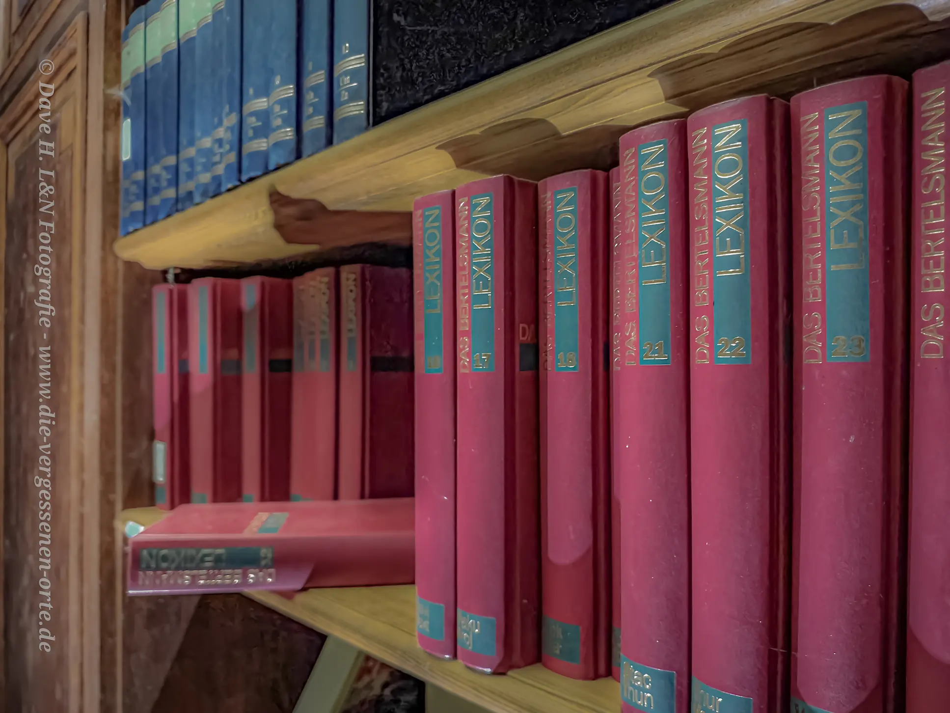 Nahaufnahme alter Bücher im Bücherregal des leerstehenden Anwesens.