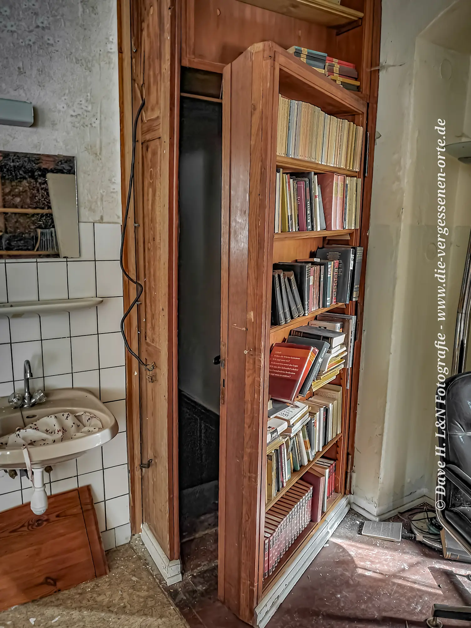 Bücherregal im verlassenen Schloss, das eine Geheimtür verdeckt.