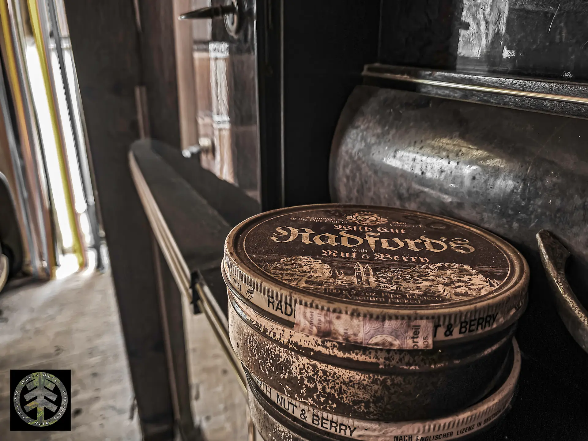 Auf dem Tisch des ehemalgien Ferienhauses ist noch eine Dose Pfeifentabak.