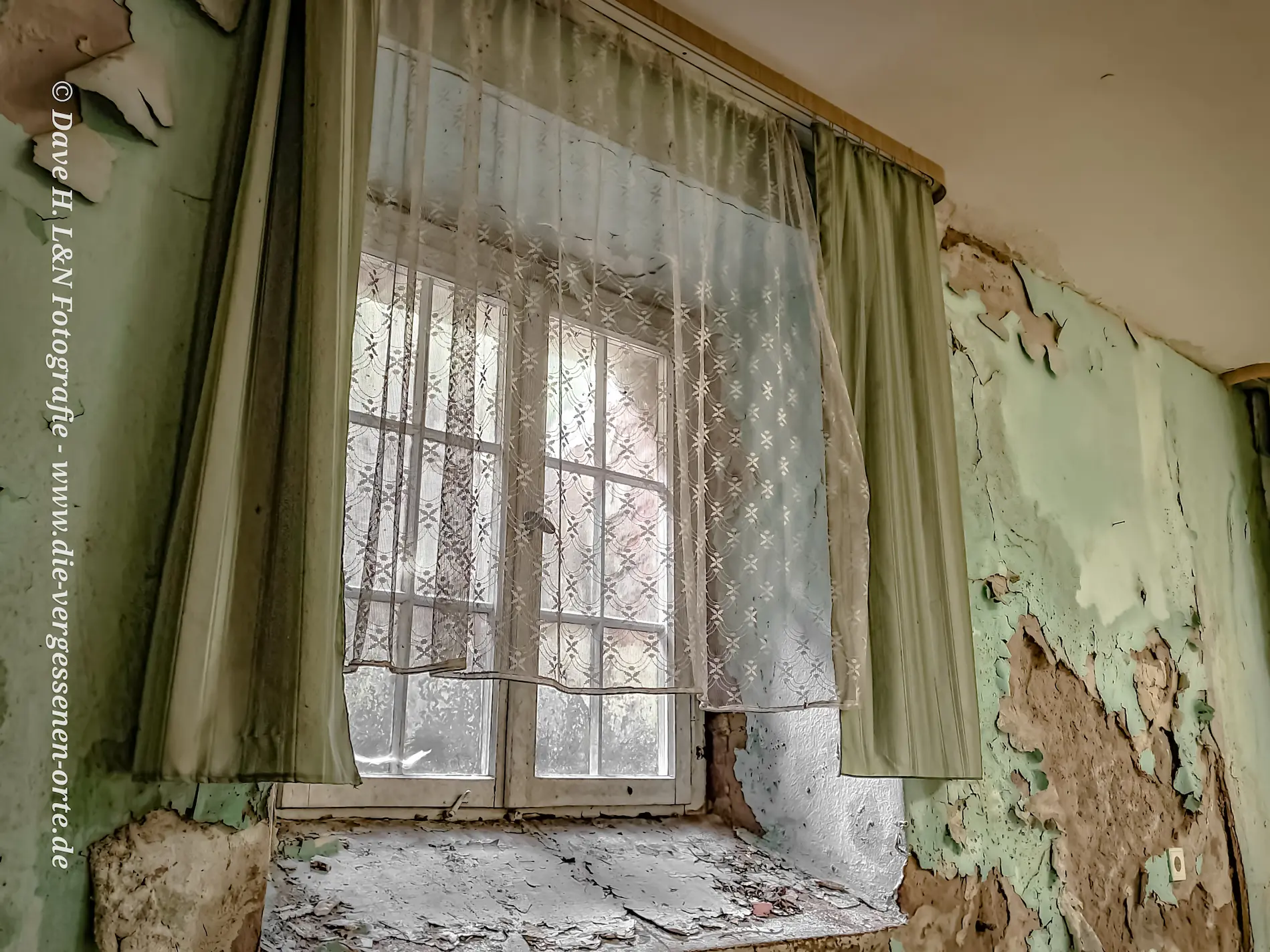 Altes Fenster im Keller des leerstehenden Adelssitzes.