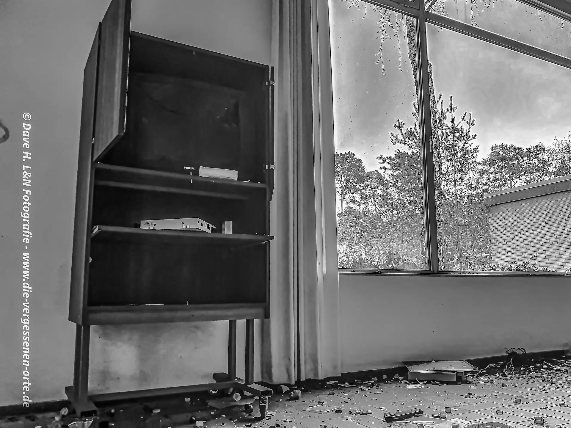 Videoschrank mit Röhrenfernseher im Klassenzimmer des verlassenen Jugenddorfes – Bildung von gestern.