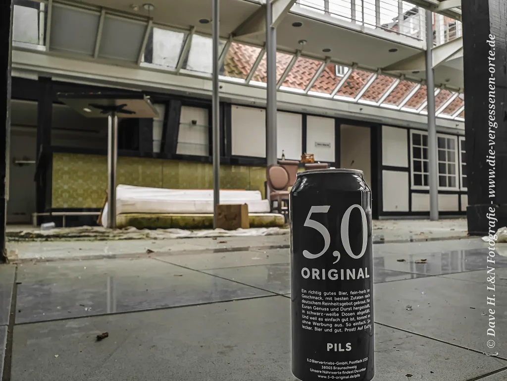 5,0 Festivalbier im Vordergrund, im Hintergrund sieht man das Atrium des alten Hotels.