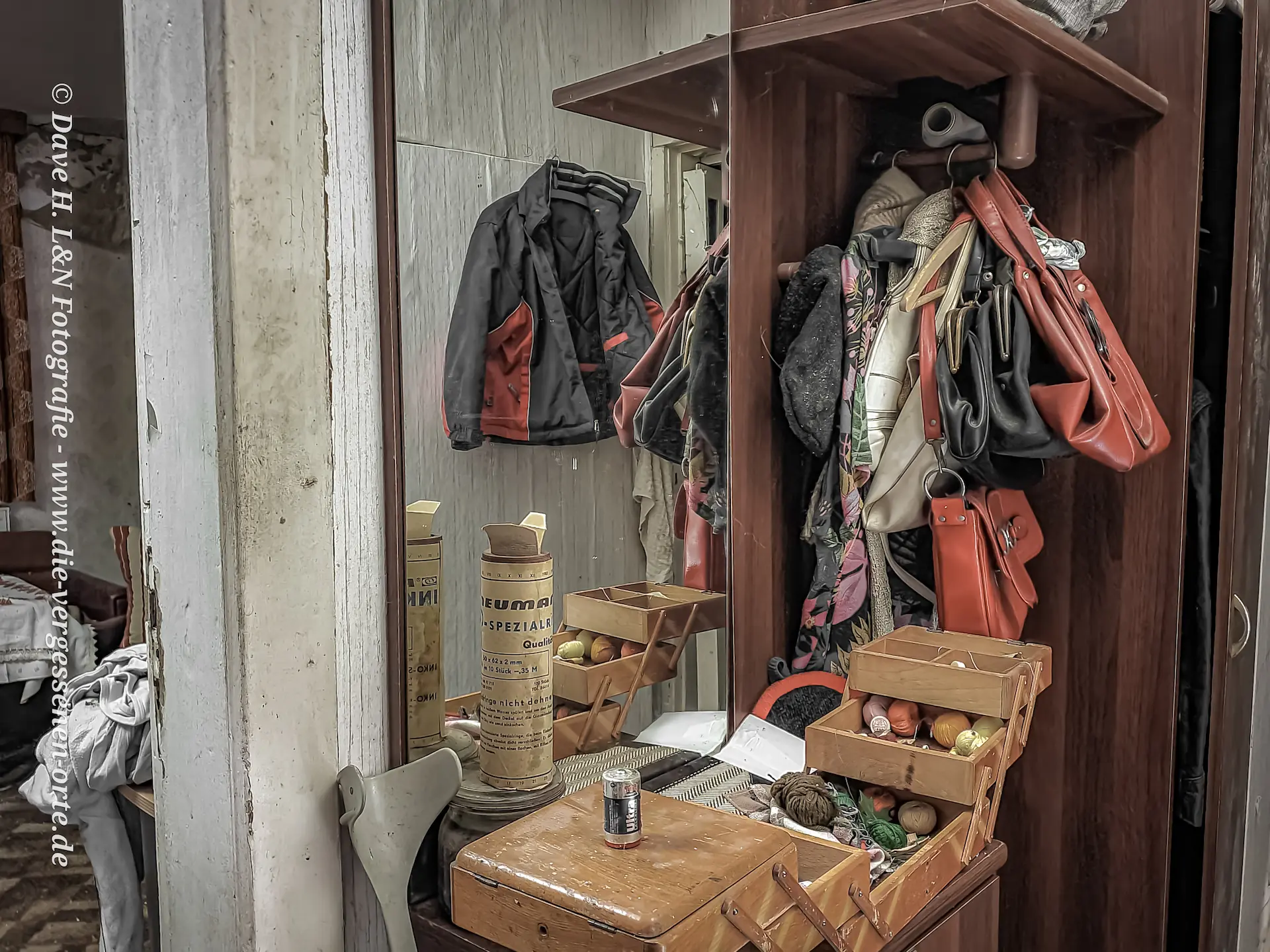 Die Garderobe mit Jacken und dem Nähkästchen – hier weben die Spinnen ihre Netze.