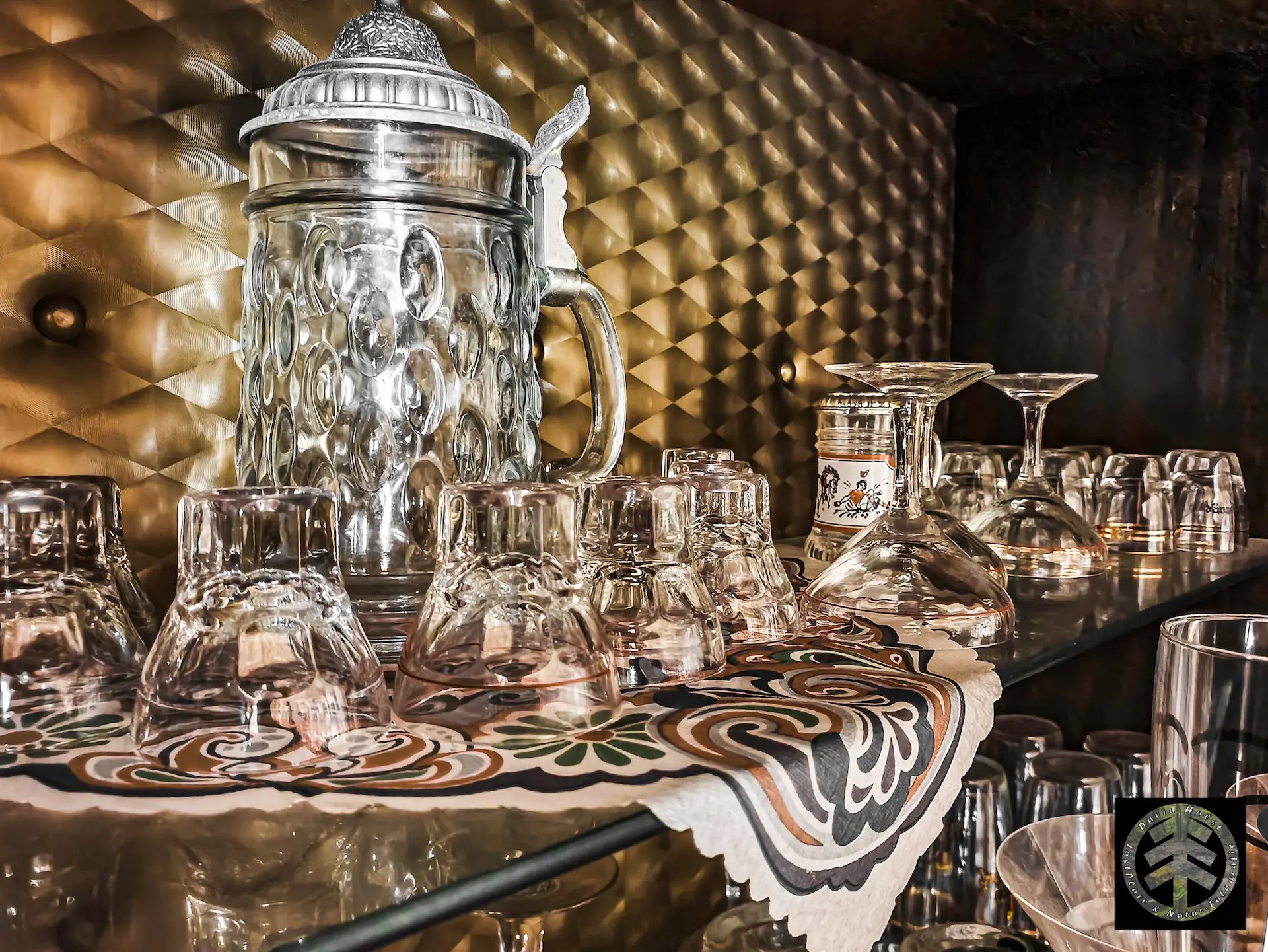 Gläser in der Vitrine des ehemaligen Wochenendhauses am See.