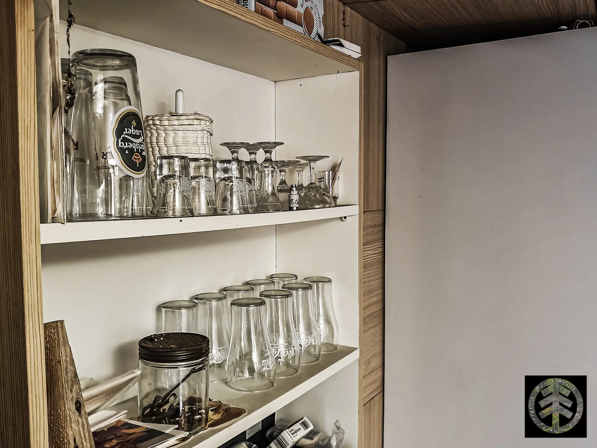 Gläser im Schrank der heute verlassenen Küche.