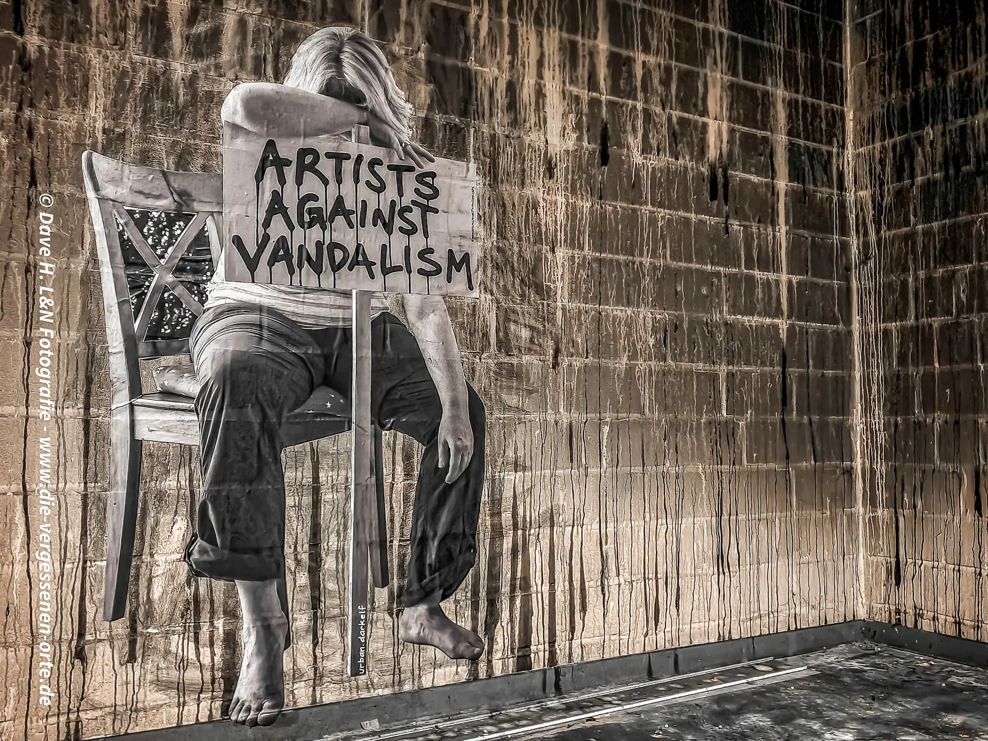 „Artists against Vandalism“ – ein Graffiti als Zeichen gegen Zerstörung im verlassenen Jugenddorf.