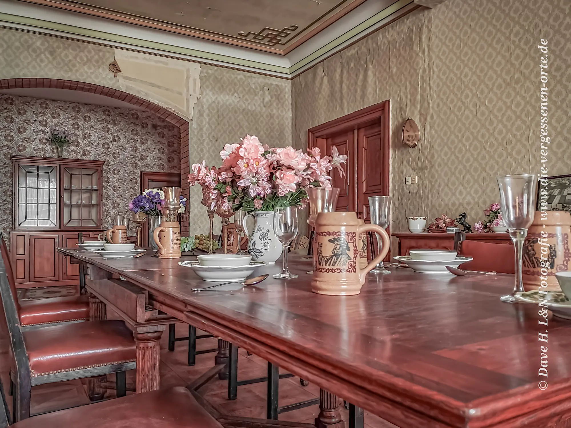 Lange Tafel im Speisesaal des verlassenen Schlosses.