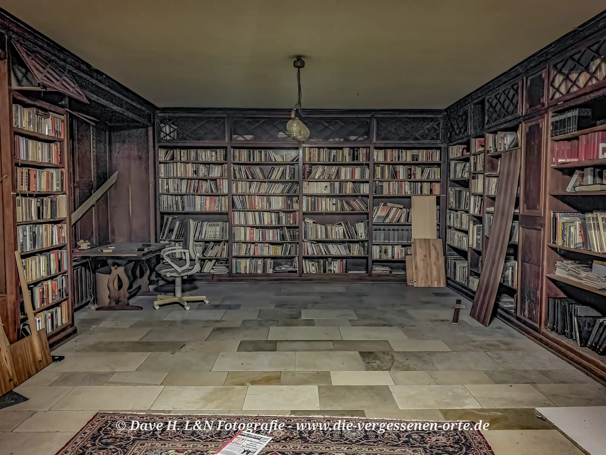 Weitwinkelaufnahme der verlassenen Schloss-Bibliothek.