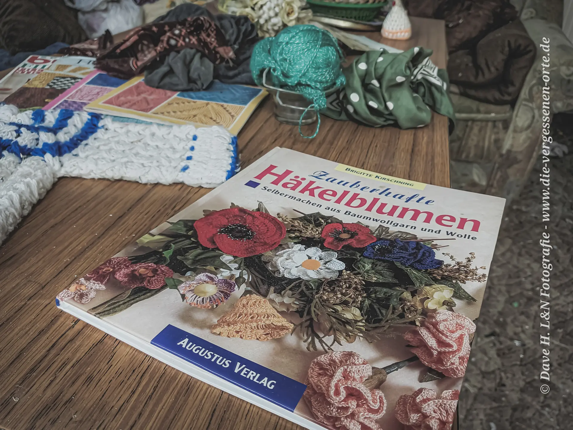 Die Häkelzeitschrift liegt noch auf dem Tisch des Lost Place.