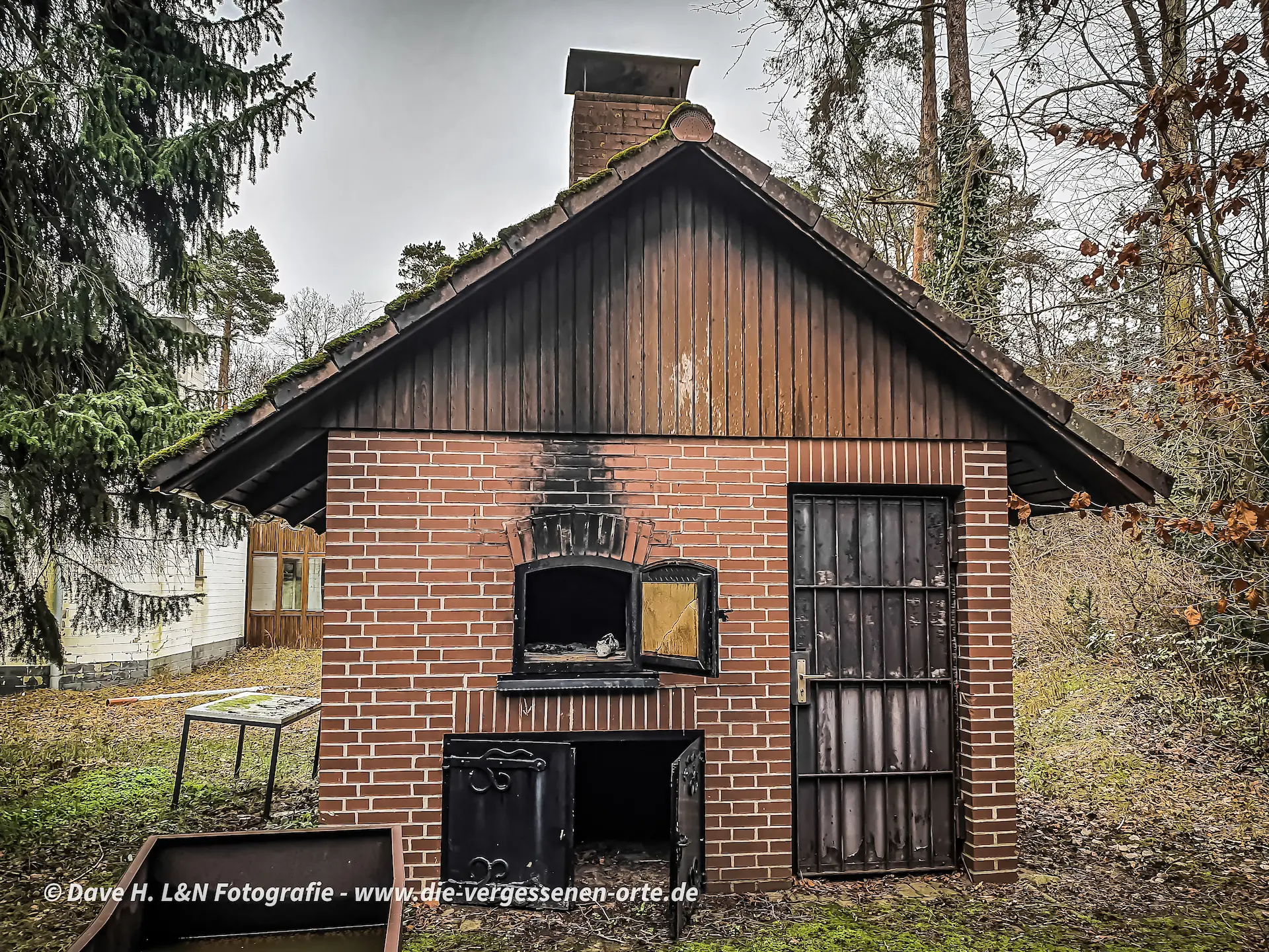 Backstein-Backhaus im verlassenen Jugenddorf – ein Relikt aus der Zeit der einstigen Bildungsstätte.