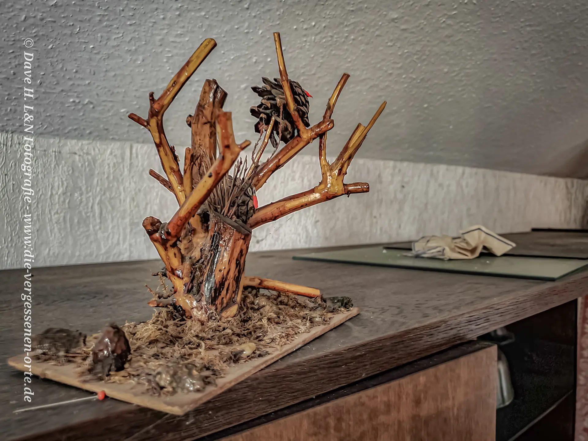 Ein Geflecht aus Holz auf dem Schrank im Wohnzimmer.