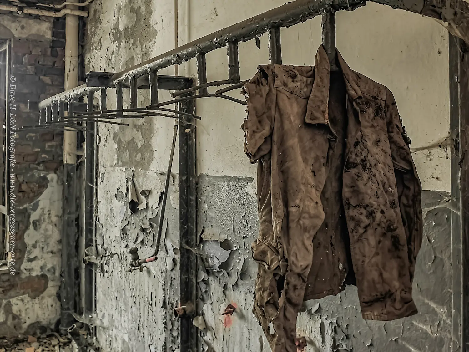 An einem Kleiderhaken hängt eine Jacke. Vermutlich noch aus der Zeit des kalten Krieges.