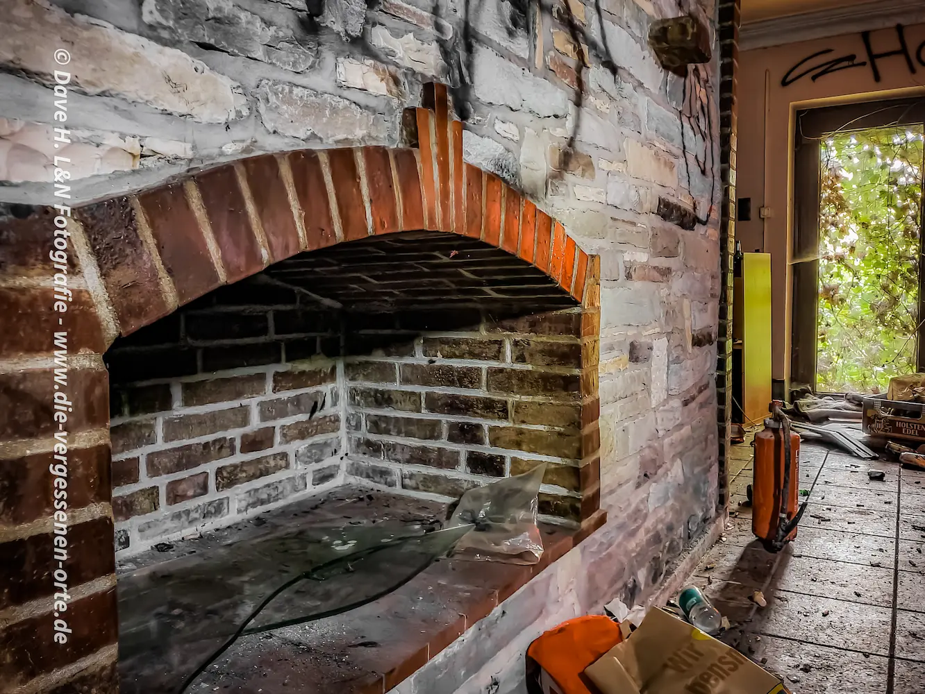 Der Kamin in gemauertem Stil verlieh diesem Lost Place einen besonderen Charme.