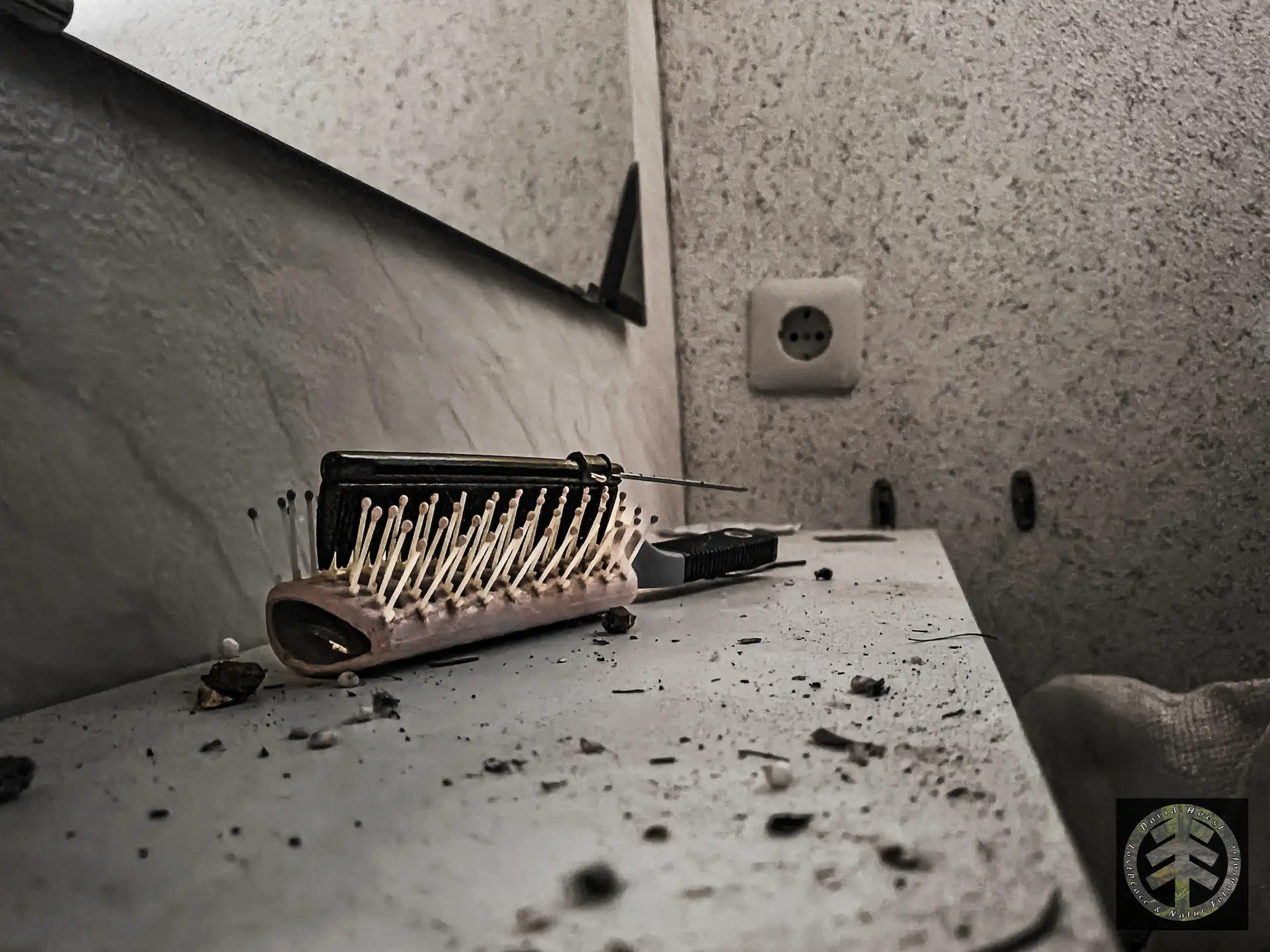 Bürste liegt auf der Spiegelablage im verlassenen  Badezimmer.