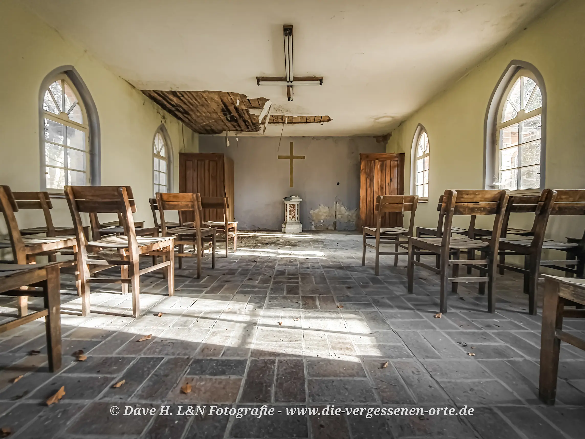 Alte, bestuhlte Kapelle in ein verlassenes Schloss. Die Einrichtung ist noch vorhanden.