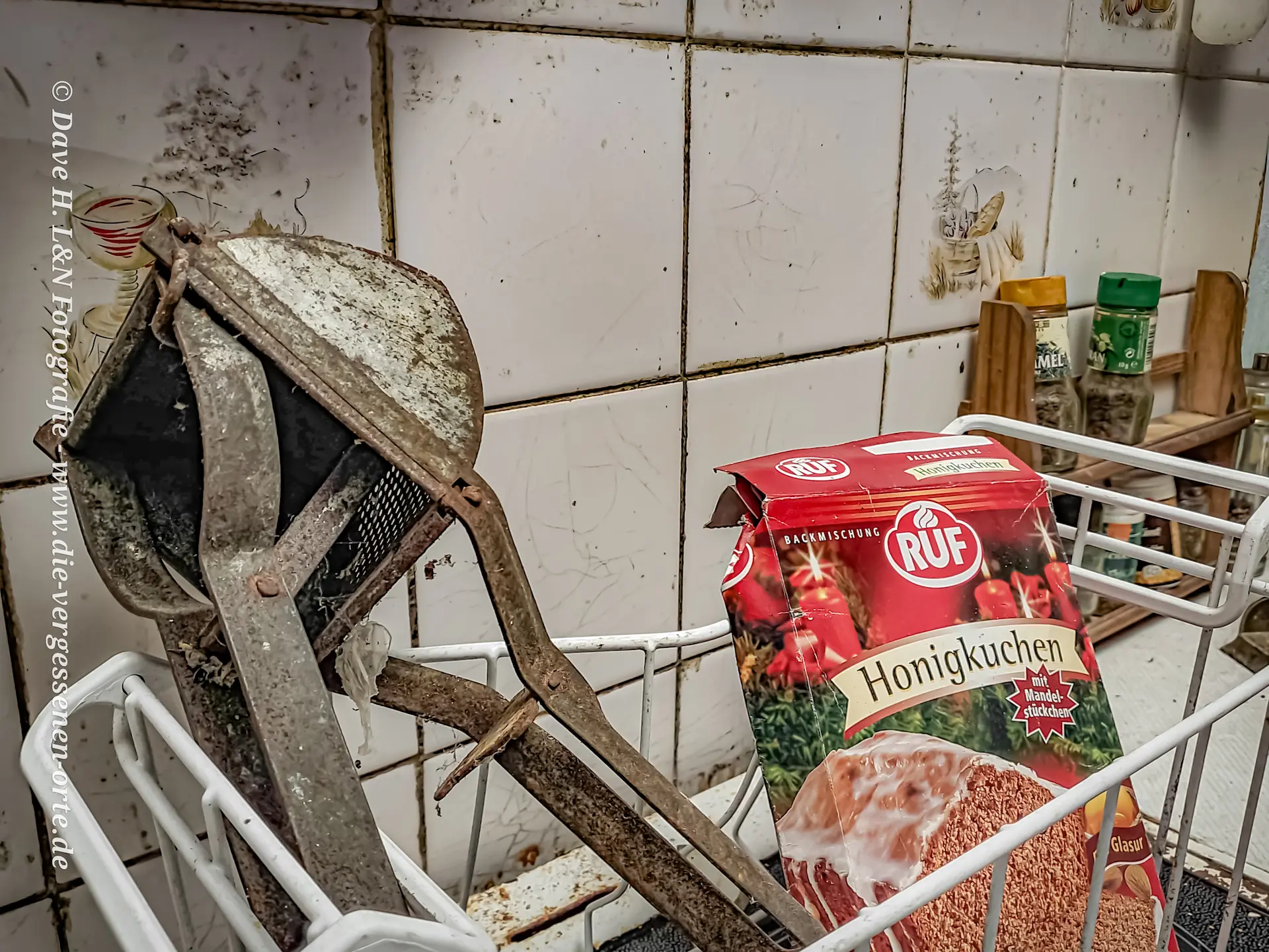 Kartoffelpresse, voll mit Rost überzogen, in der Küche des verlassenen Wohnhauses.