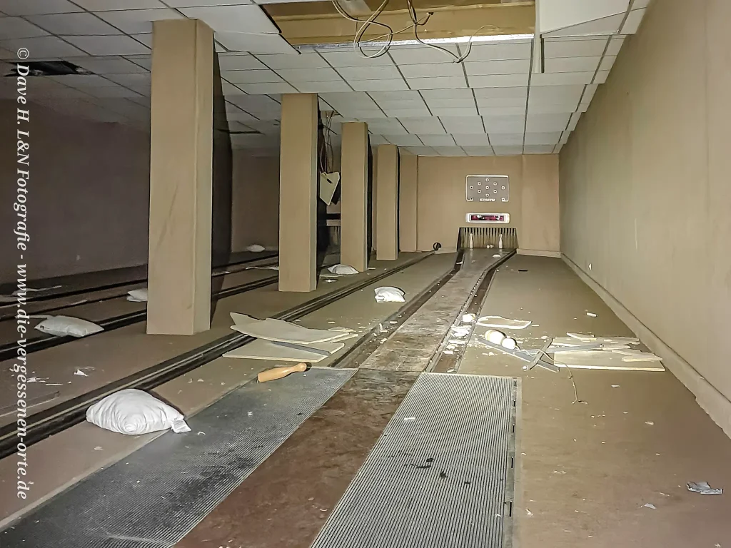 Die Kegelbahn des Hotels, zum Teil schon etwas zerstört.