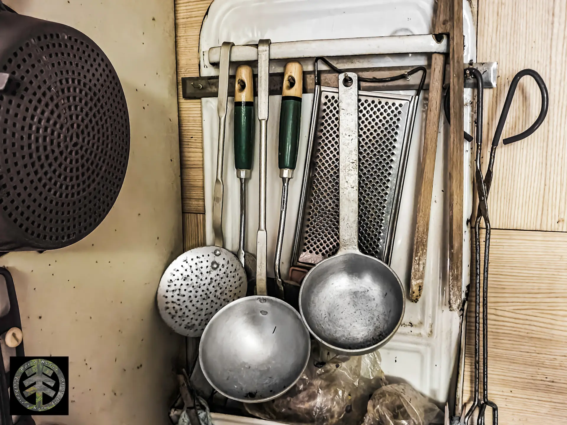 Kellen in der Küche des Lost Place Wohnhauses.