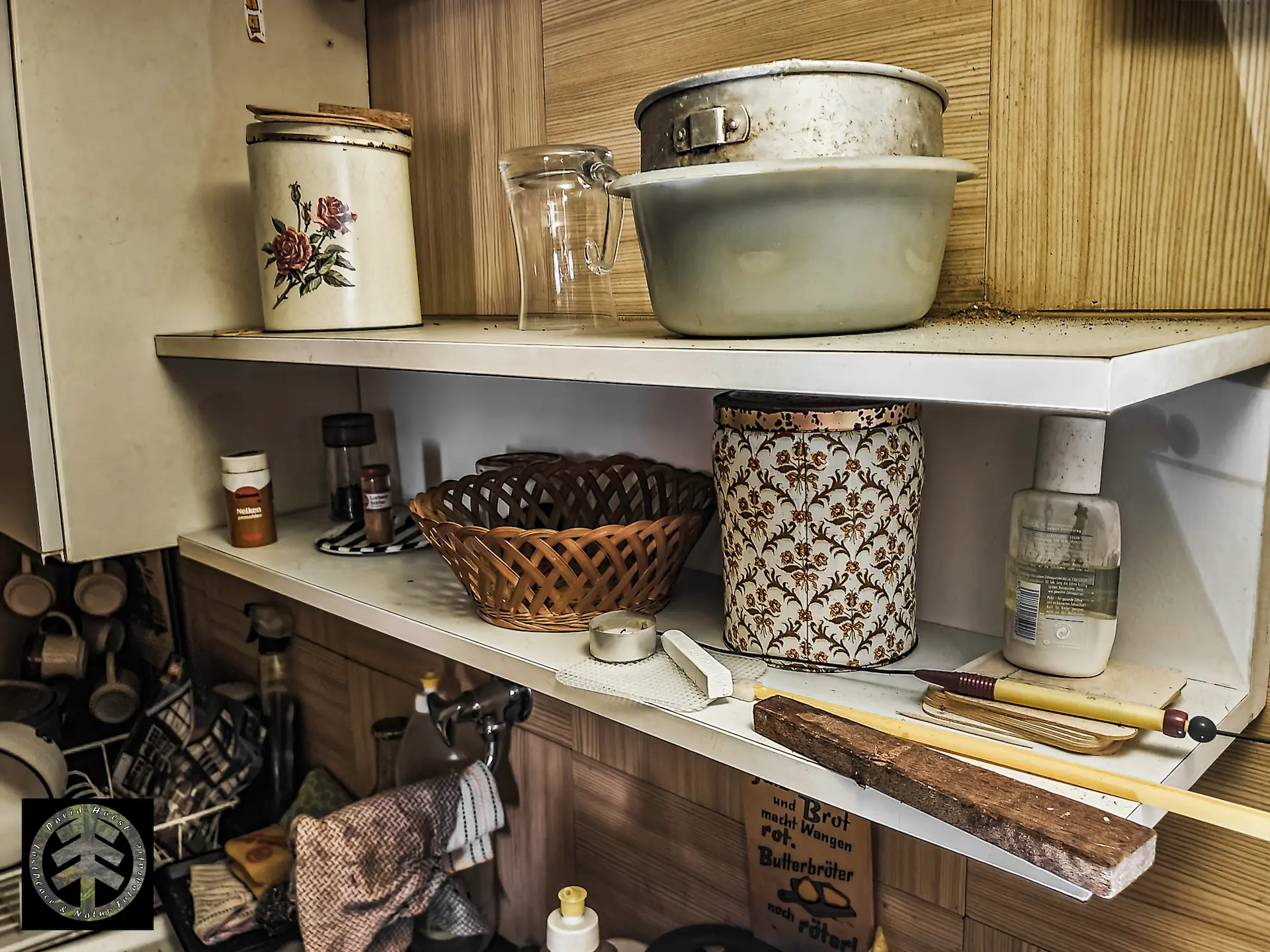 Töpfe im Regal der Küche des alten Wochenendhauses.