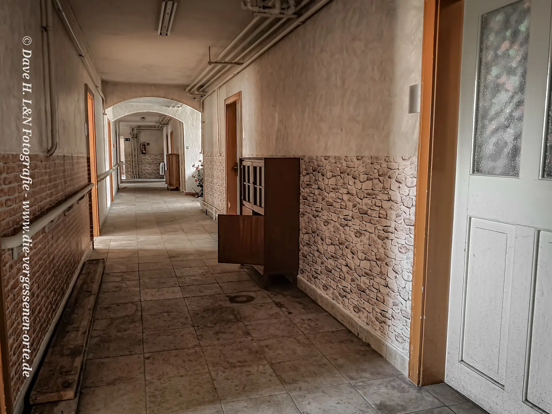 Langer kalter Gang im verlassenen Schloss.