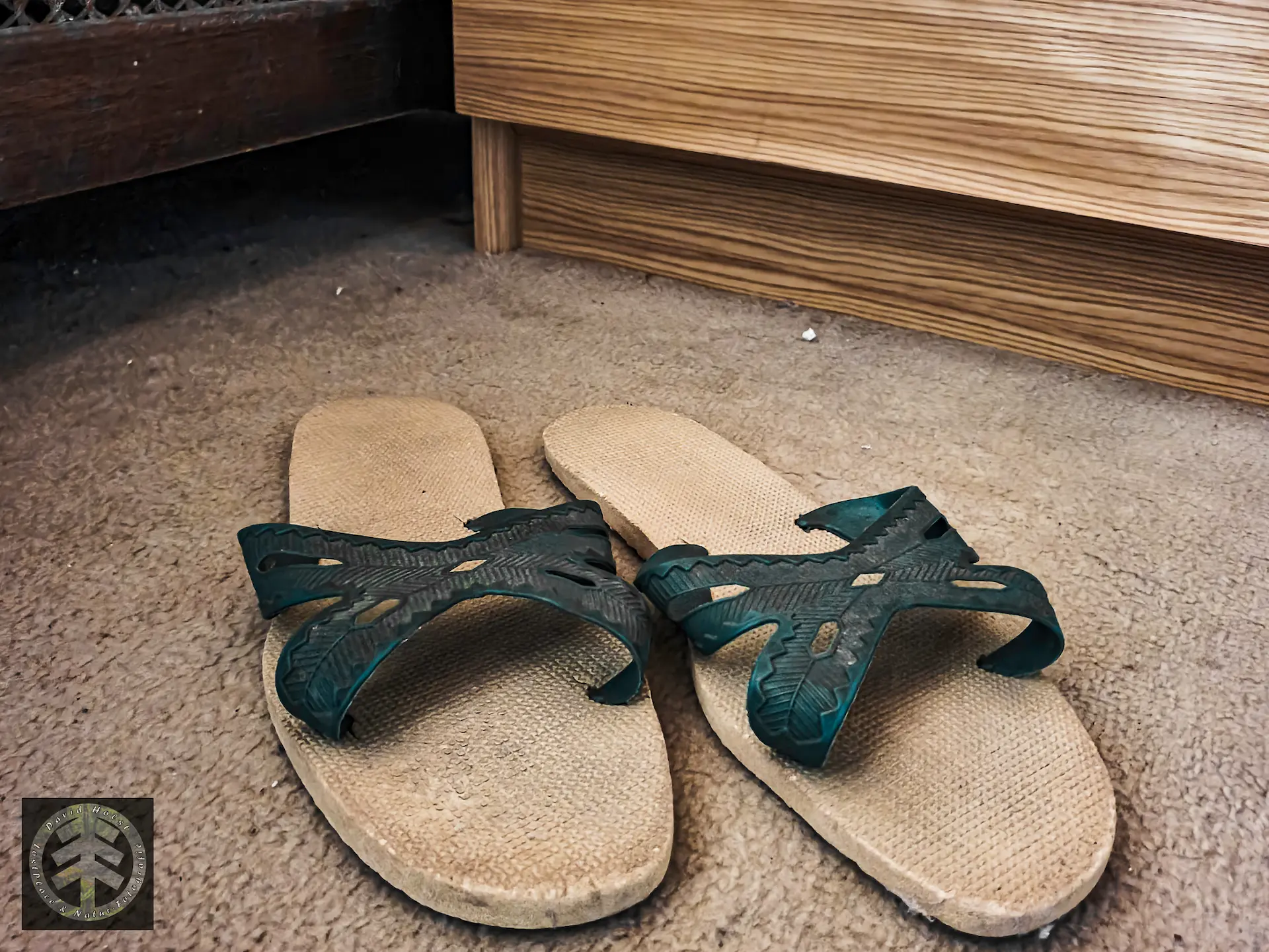 Alte Latschen auf dem Boden des leerstehenden Wochenendhauses.