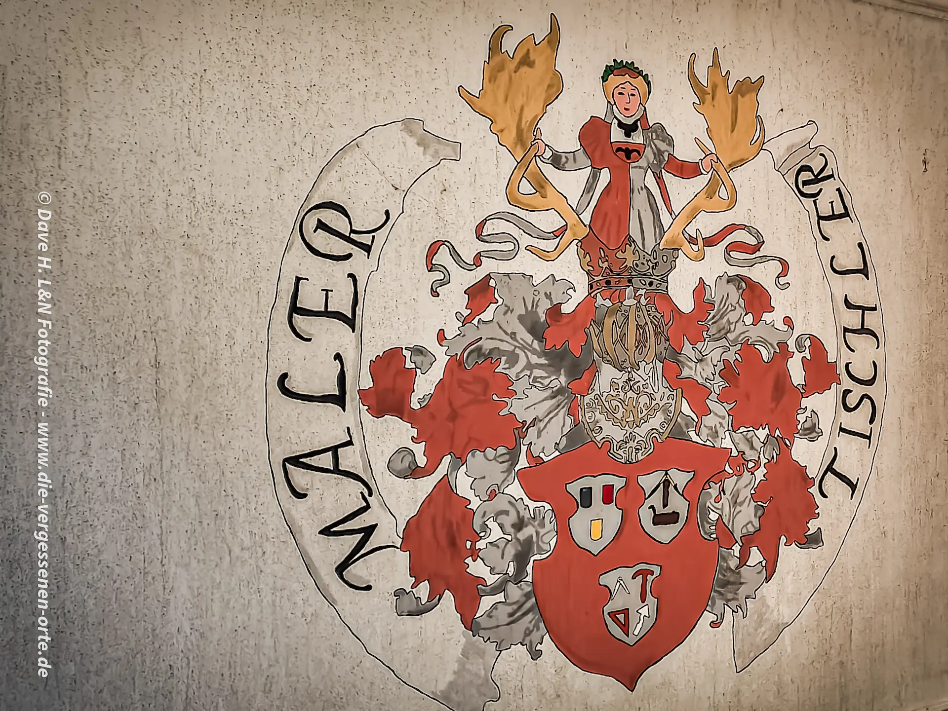 Alte Maler- und Tischlerwappen zieren die Wand im Inneren des verlassenen Ausbildungsgebäudes.