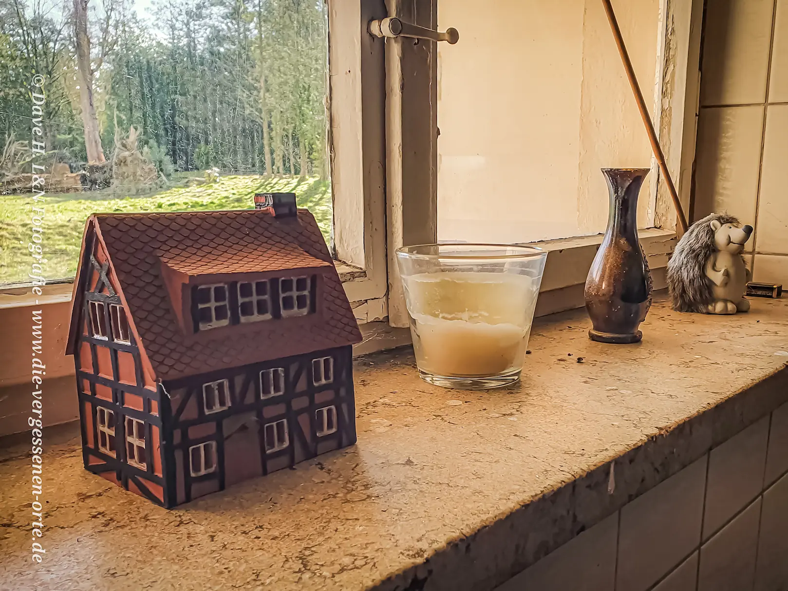 Modell eines Fachwerk-Wohnhauses auf der Fensterbank im verlassenen Schloss.