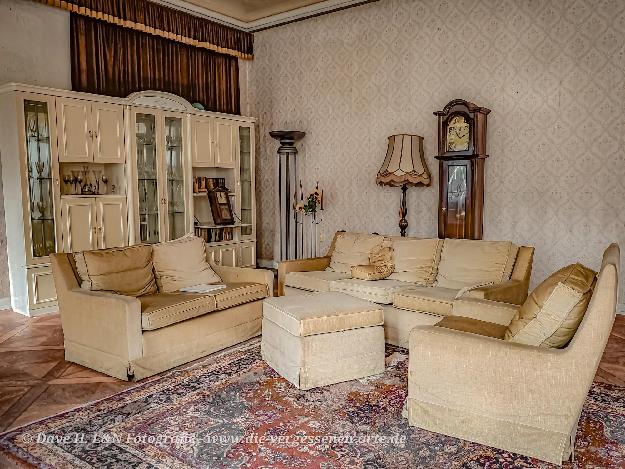Beige antikes Mobiliar in einer Sitzecke im verlassenen Schloss.