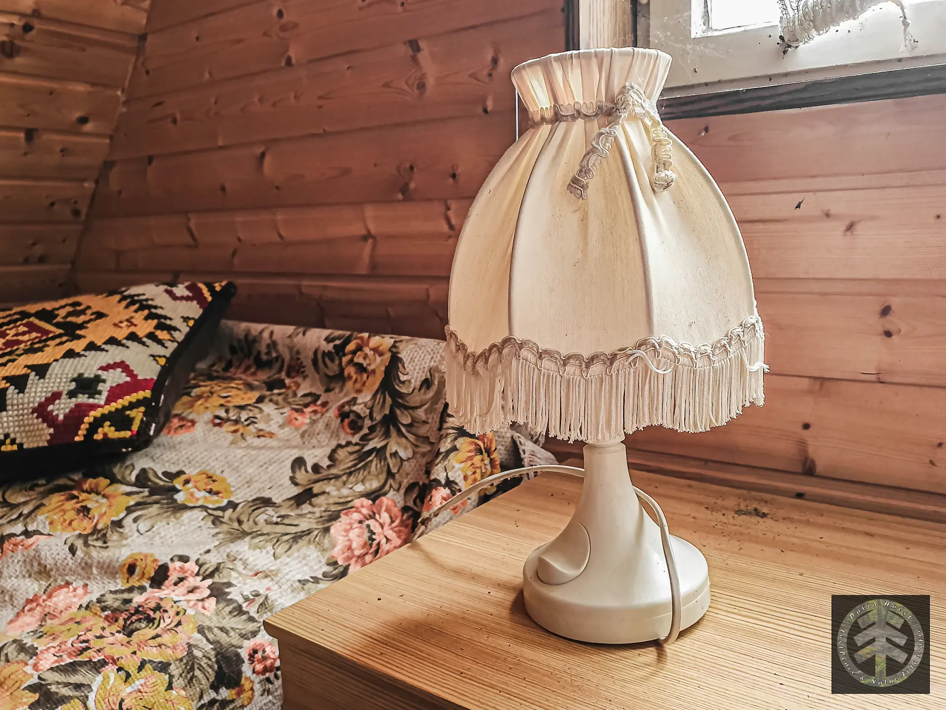 Alte Lampe auf dem Nachttisch im Haus am See.