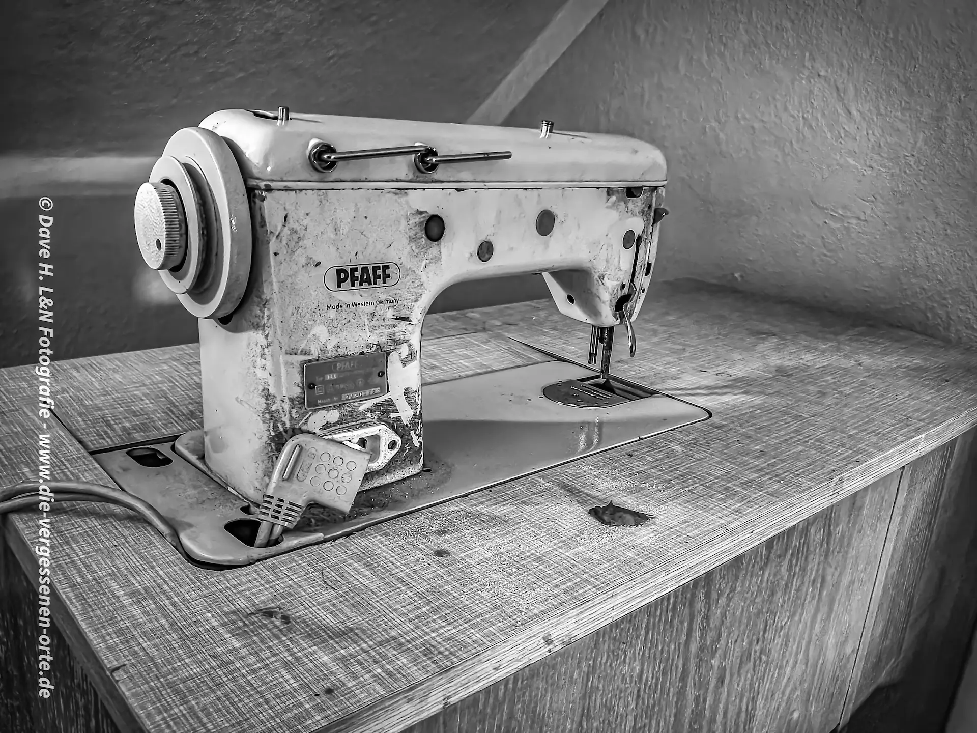 Eine alte Nähmaschine in einem der Zimmer – ein faszinierendes Detail im verlassenen Jugenddorf