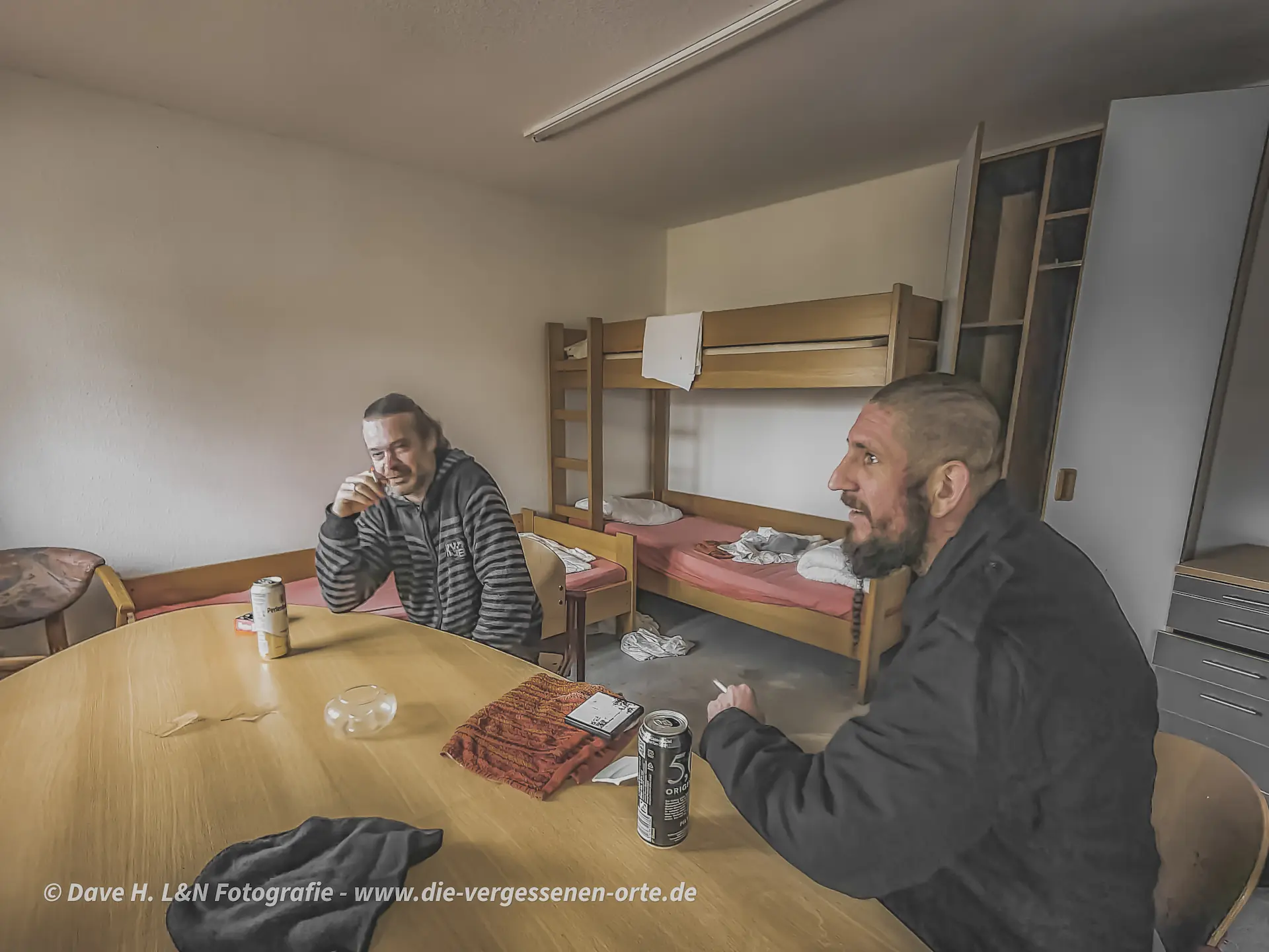 David und Nils gönnen sich eine Pause im verlassenen Jugenddorf – Ruhe, Natur und Lost-Place-Flair.