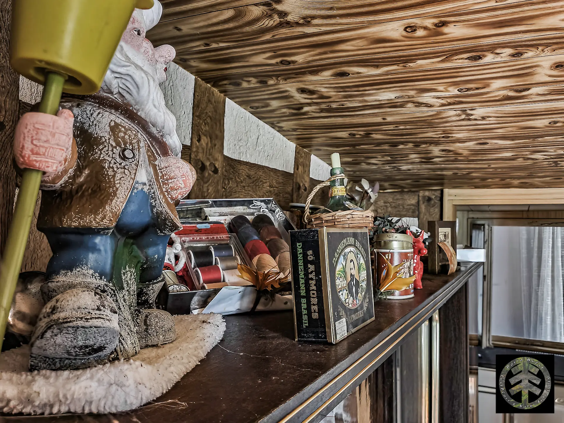 Kuscheltiere auf dem Schrank im Haus am See.