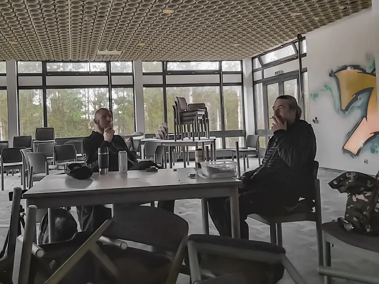 Nils und Dave von "Die Vergessenen Orte" machen Pause in Kantine eines Lost Places.