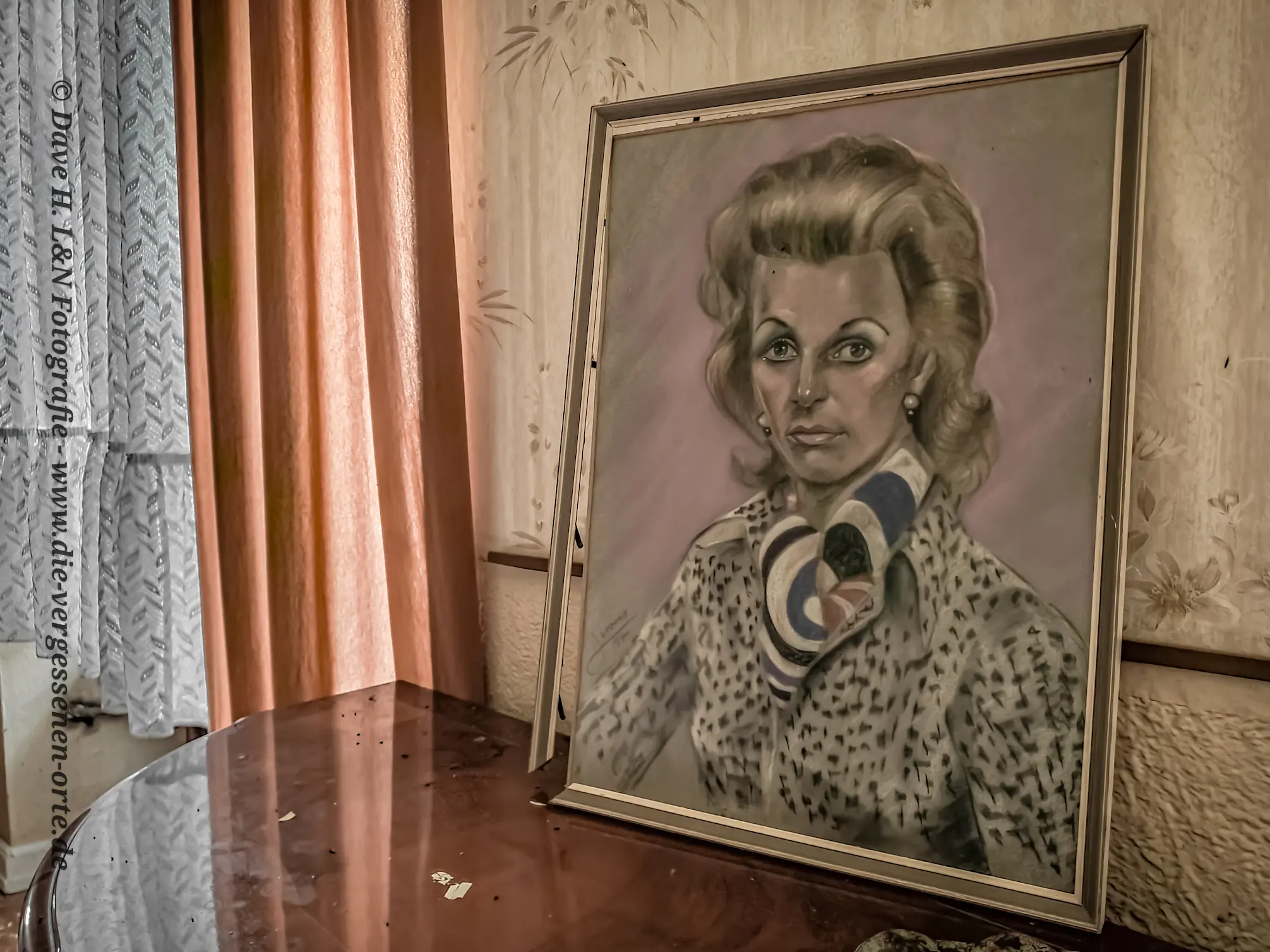Gemälde einer älteren Dame an der Wand im verlassenen Schloss.