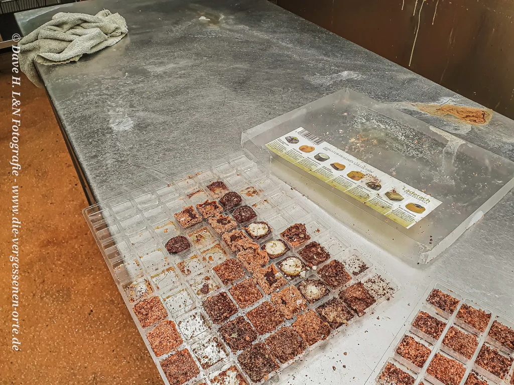 In der Ehemaligen Hotelküche liegen auf der Anrichte noch Pralinen aus längst vergangener Zeit.