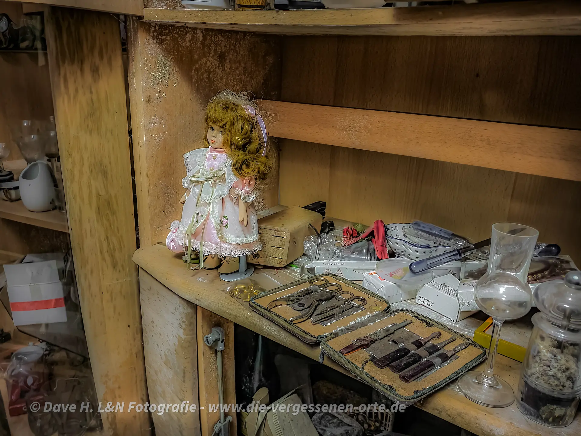 Alte Puppe in einem Schrank.