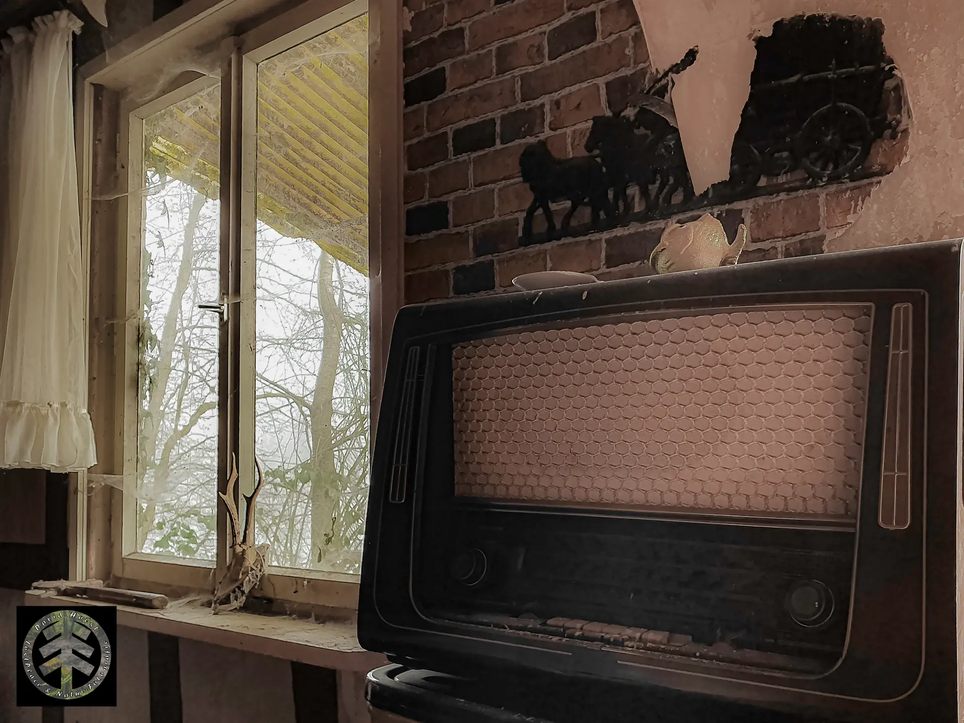 Altes Radio aus den 60ern im ehemaligen Wohnzimmer.