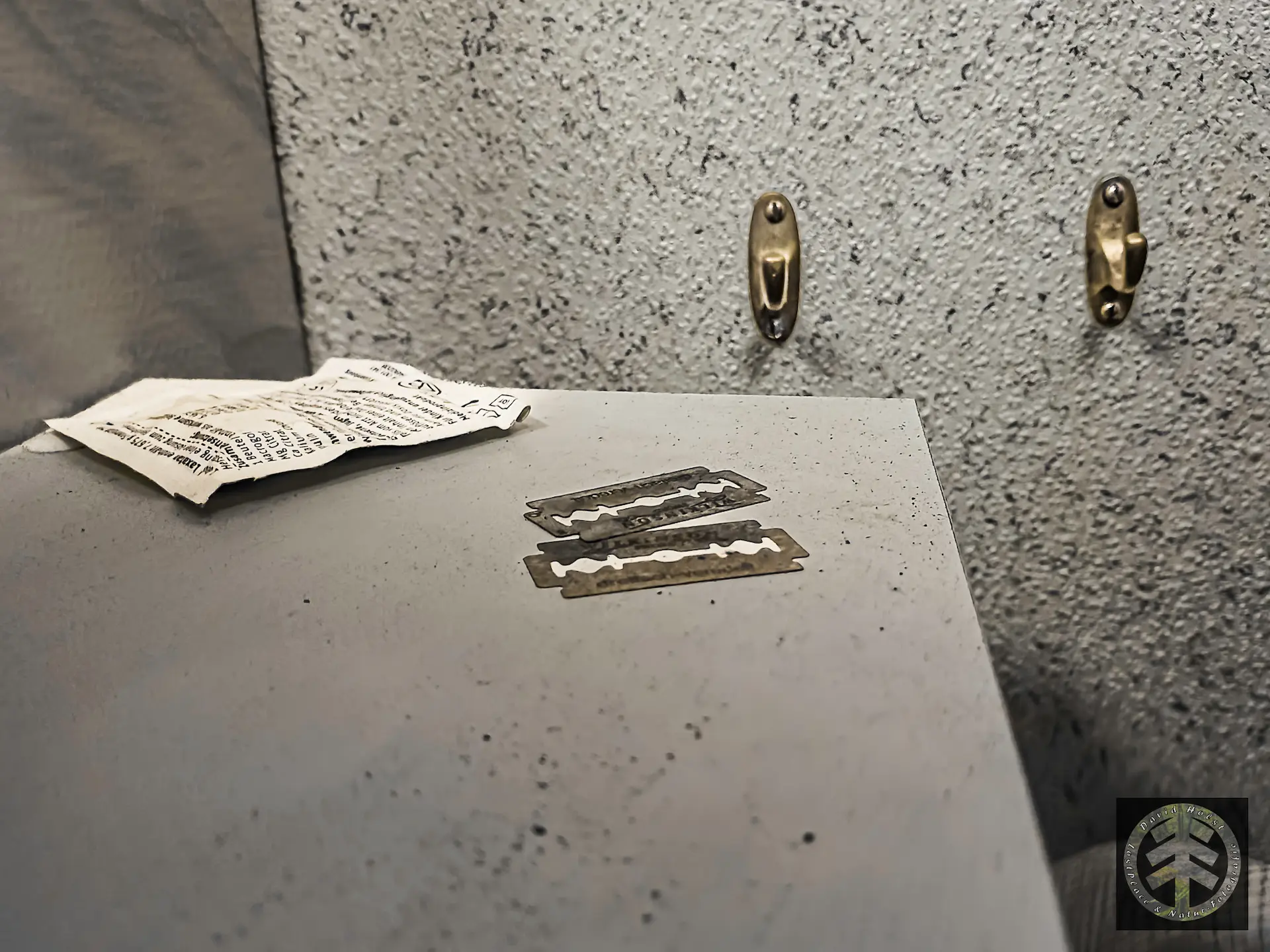 Rasierklingen auf der Spiegelablage des Bades im Obergeschoss.