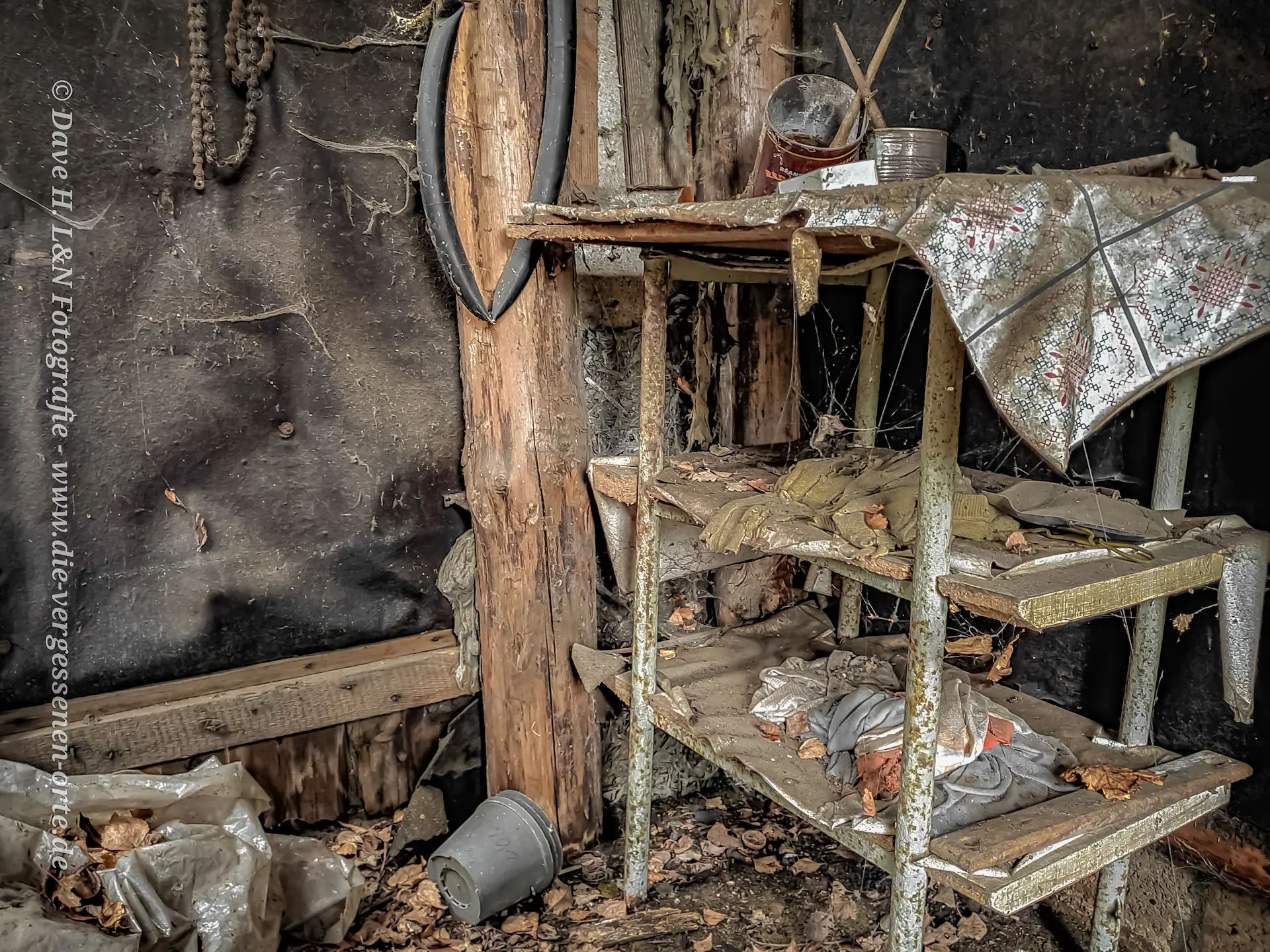 Zusammengebrochener Schrank im Schuppen.