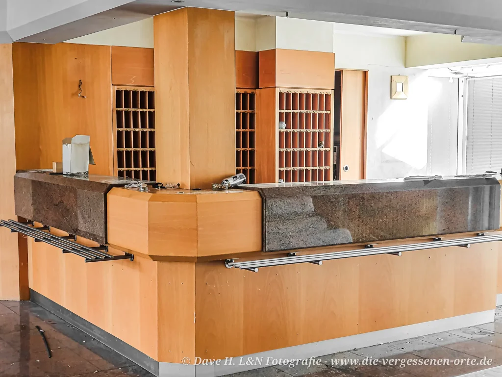 Große Rezeption des verlassenen Hotels, teilweise Opfer von Vandalismus.