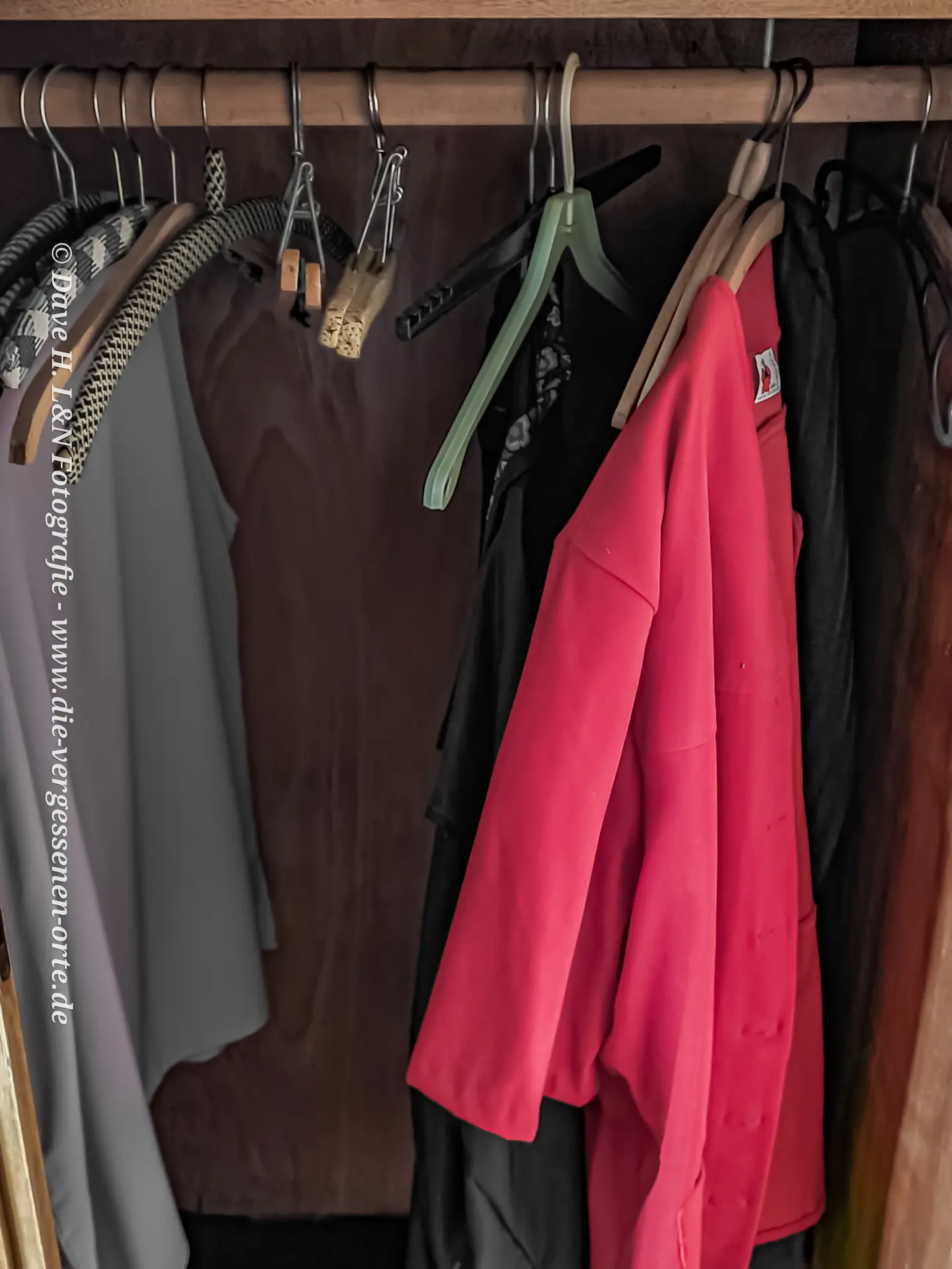Im Schrank des einstigen Schlafzimmers hängen noch Kleidungstücke.
