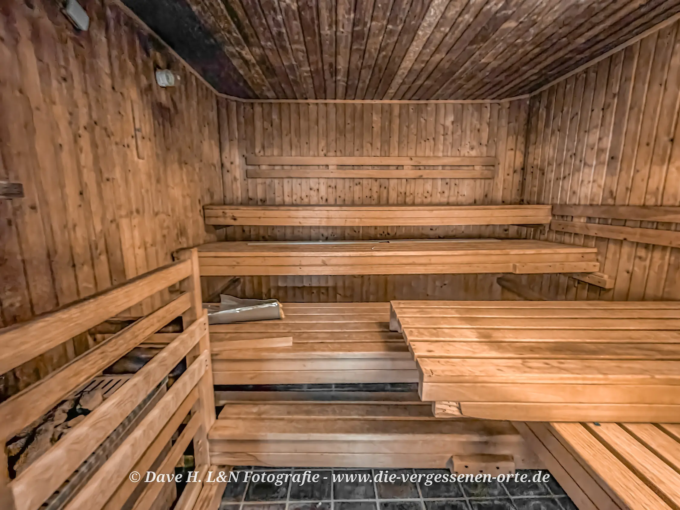 Mit Holz vertäfelte Sauna des alten Klinikums.