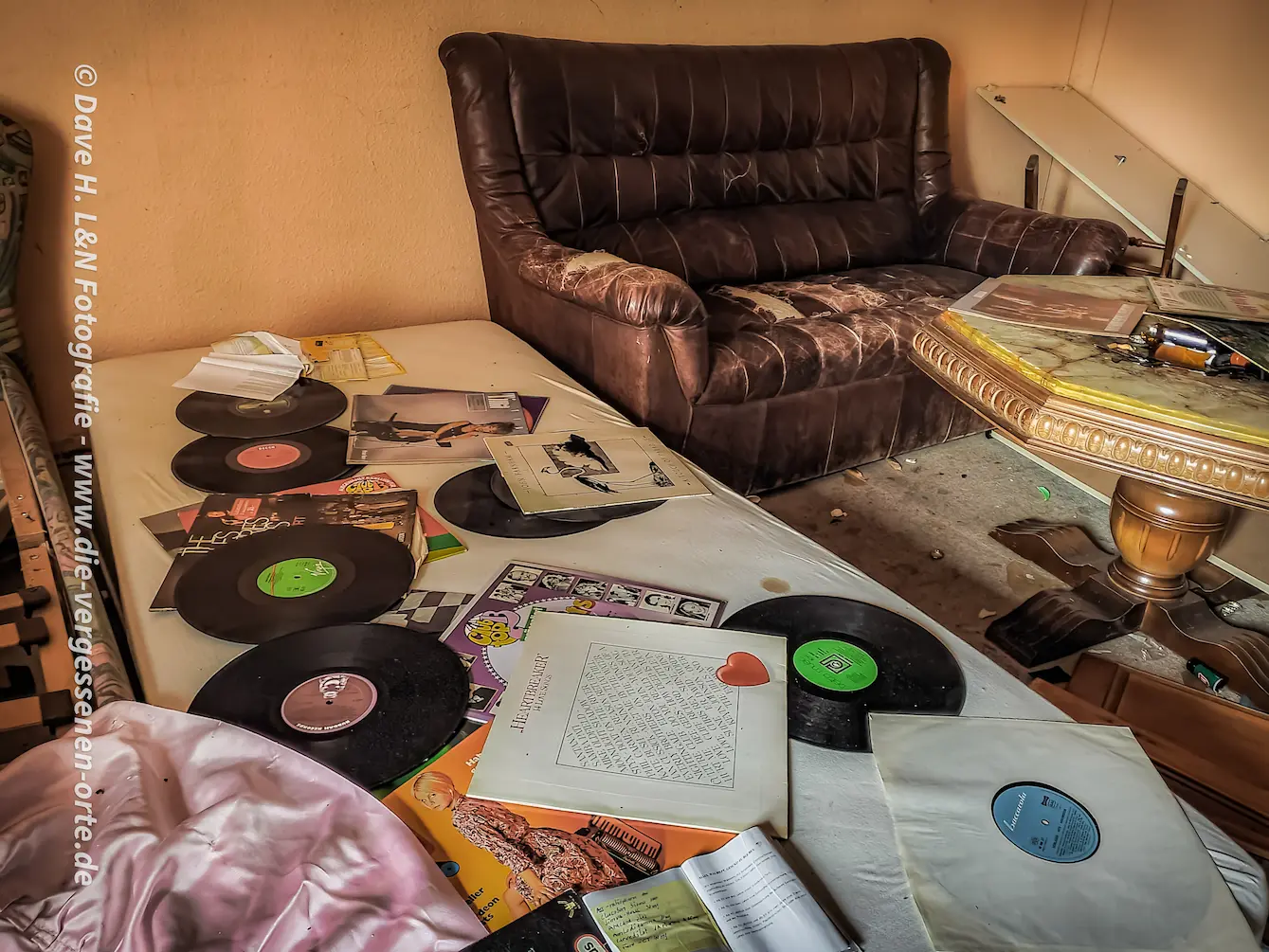 Alte Schallplatten befinden sich noch auf dem Tisch des verlassenen Hauses. Sie sorgten einst für gemütliche Stimmung.