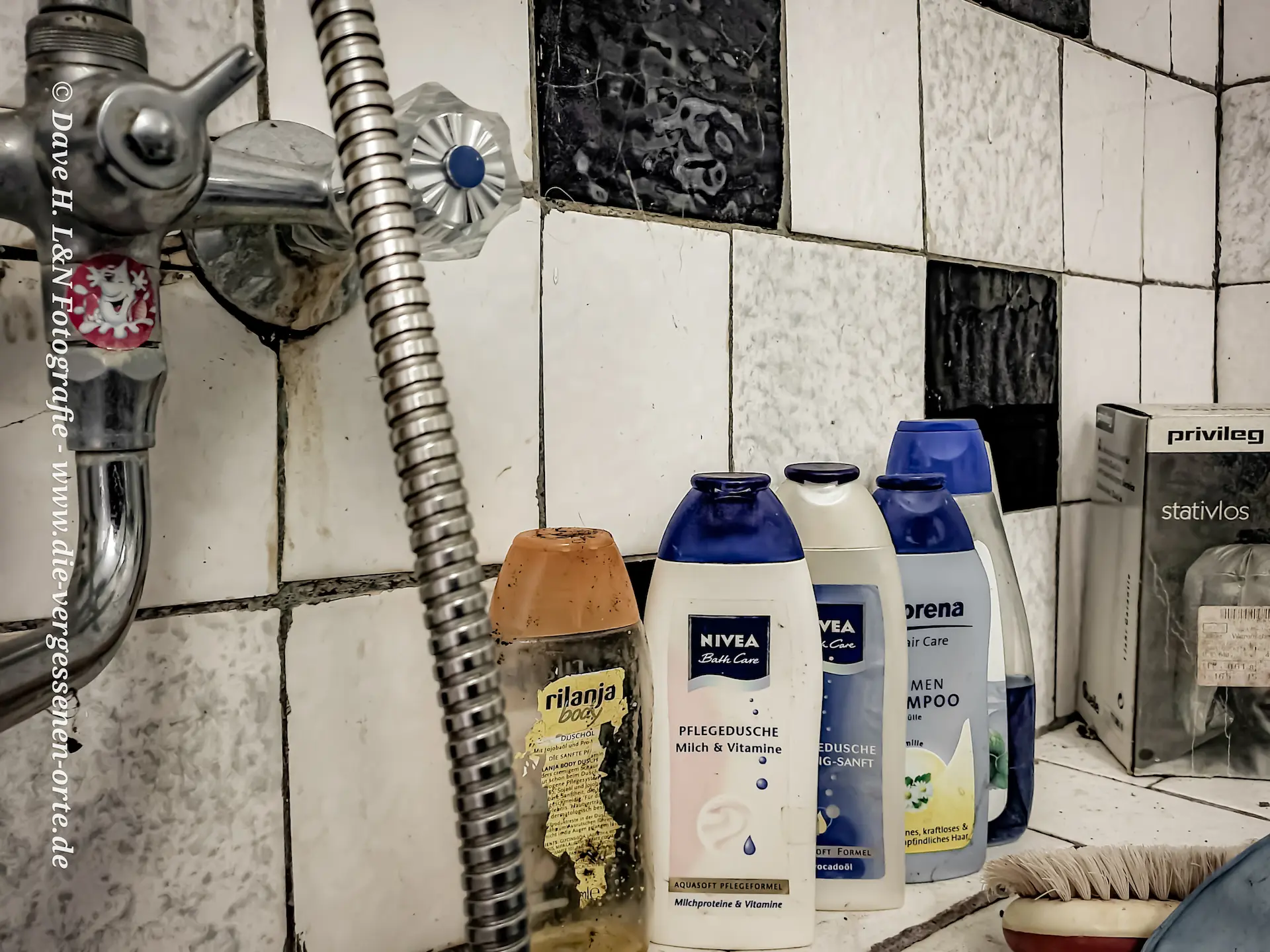 Schampoo-Flaschen stehen noch im Badezimmer auf der Badewanne.