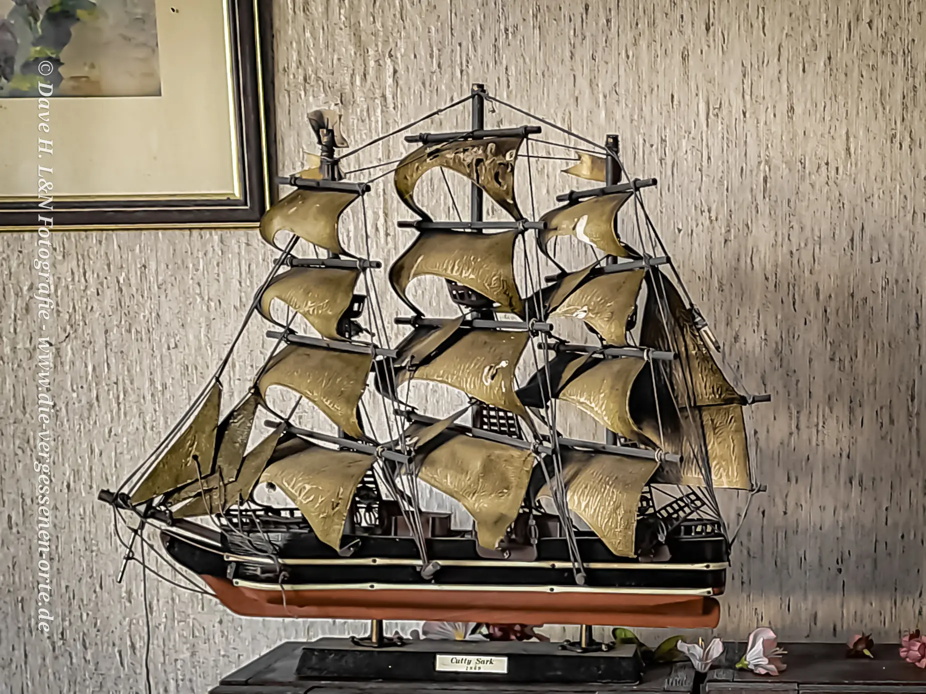 Modell einer alten Kogge im verlassenen Schloss-Korridor.