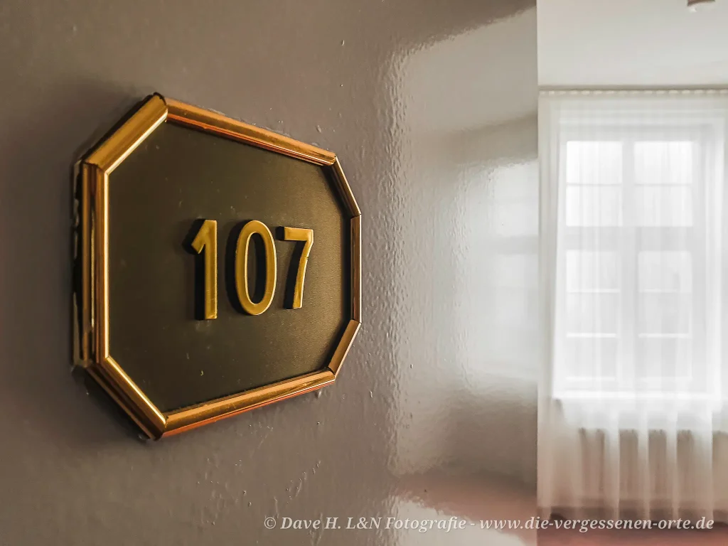 Nahaufnahme einer Zimmernummer an der Tür des ehemaligen Kurhotels.