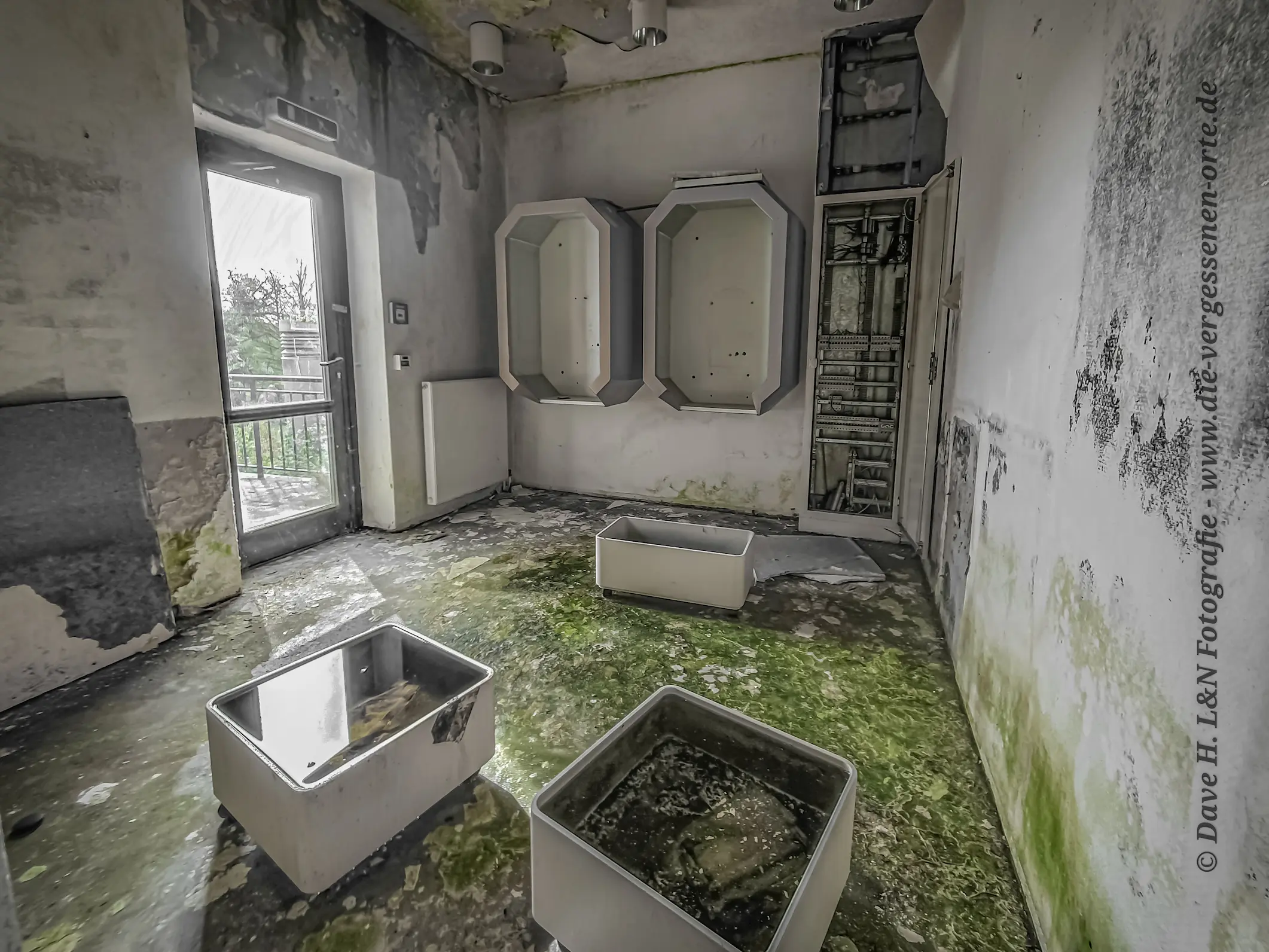 mit Grünspan überzogener Boden in Lost Place